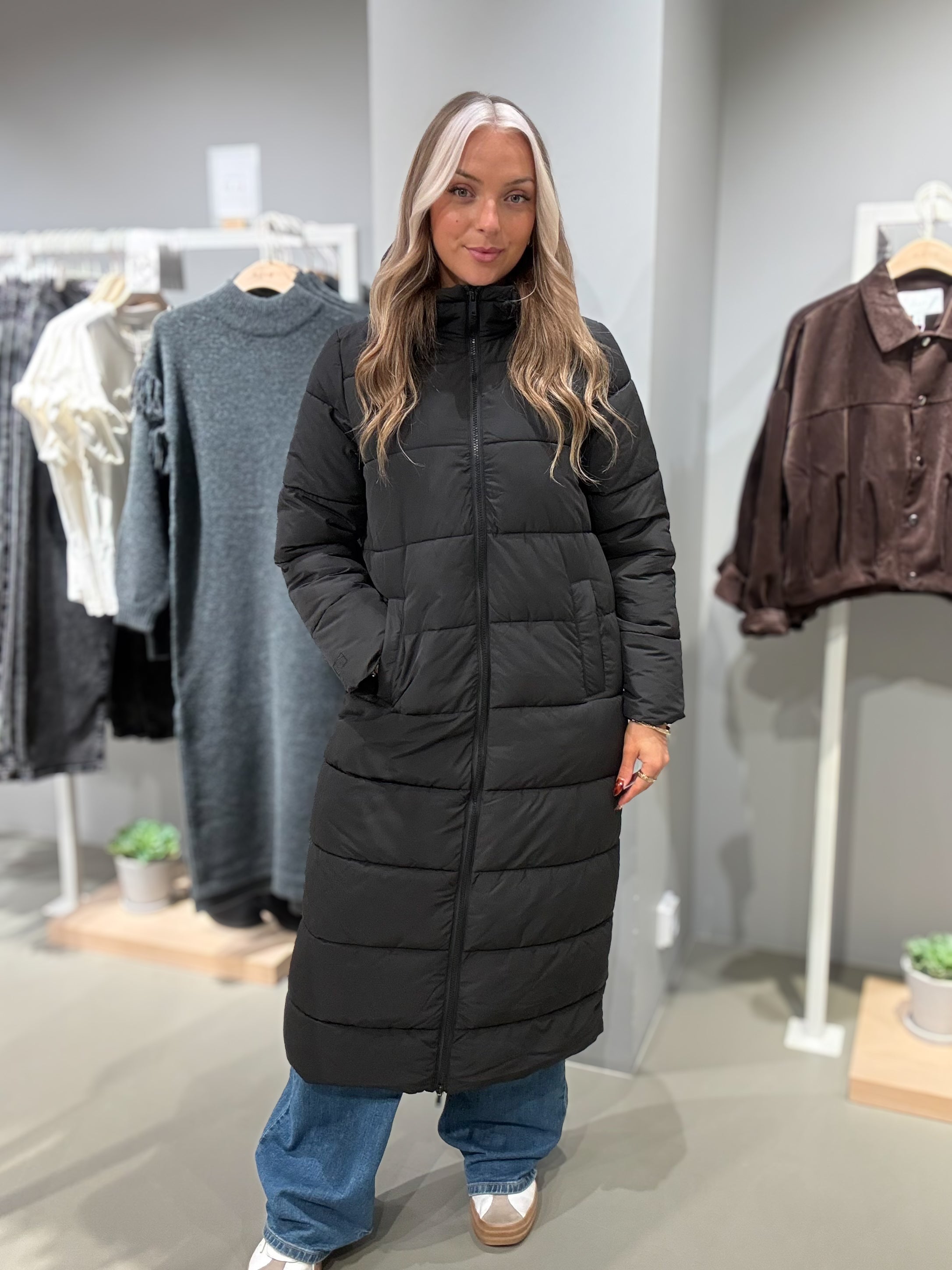 NMROSY Coat - Black