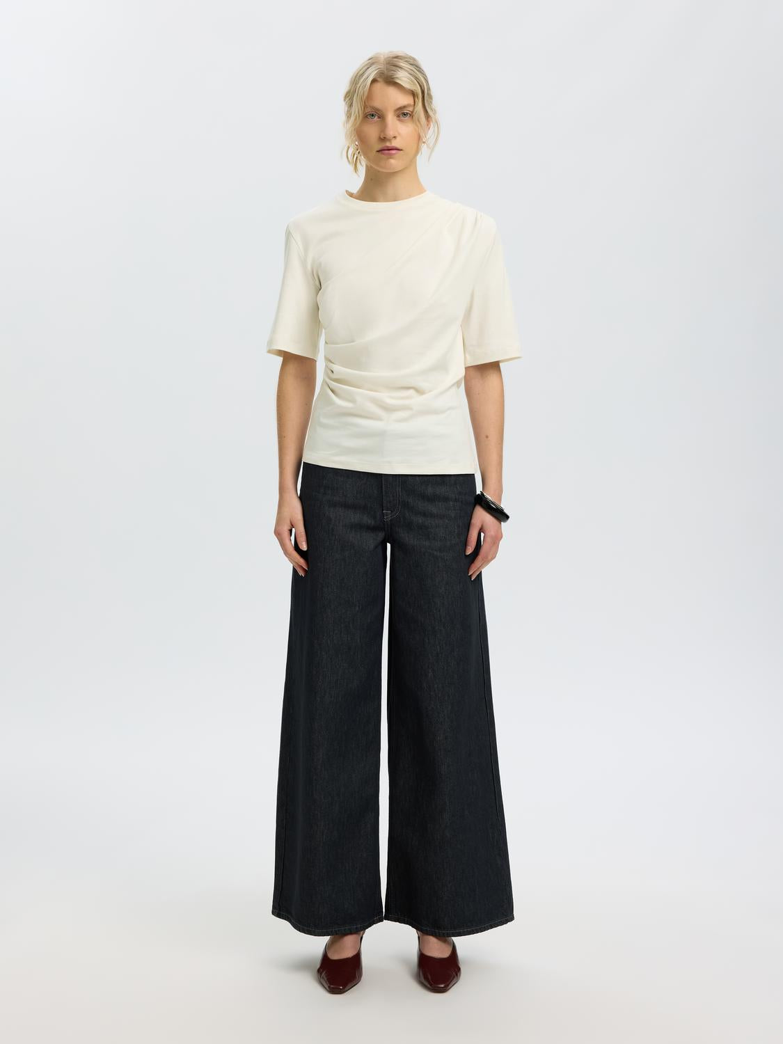 model_shot-front_full