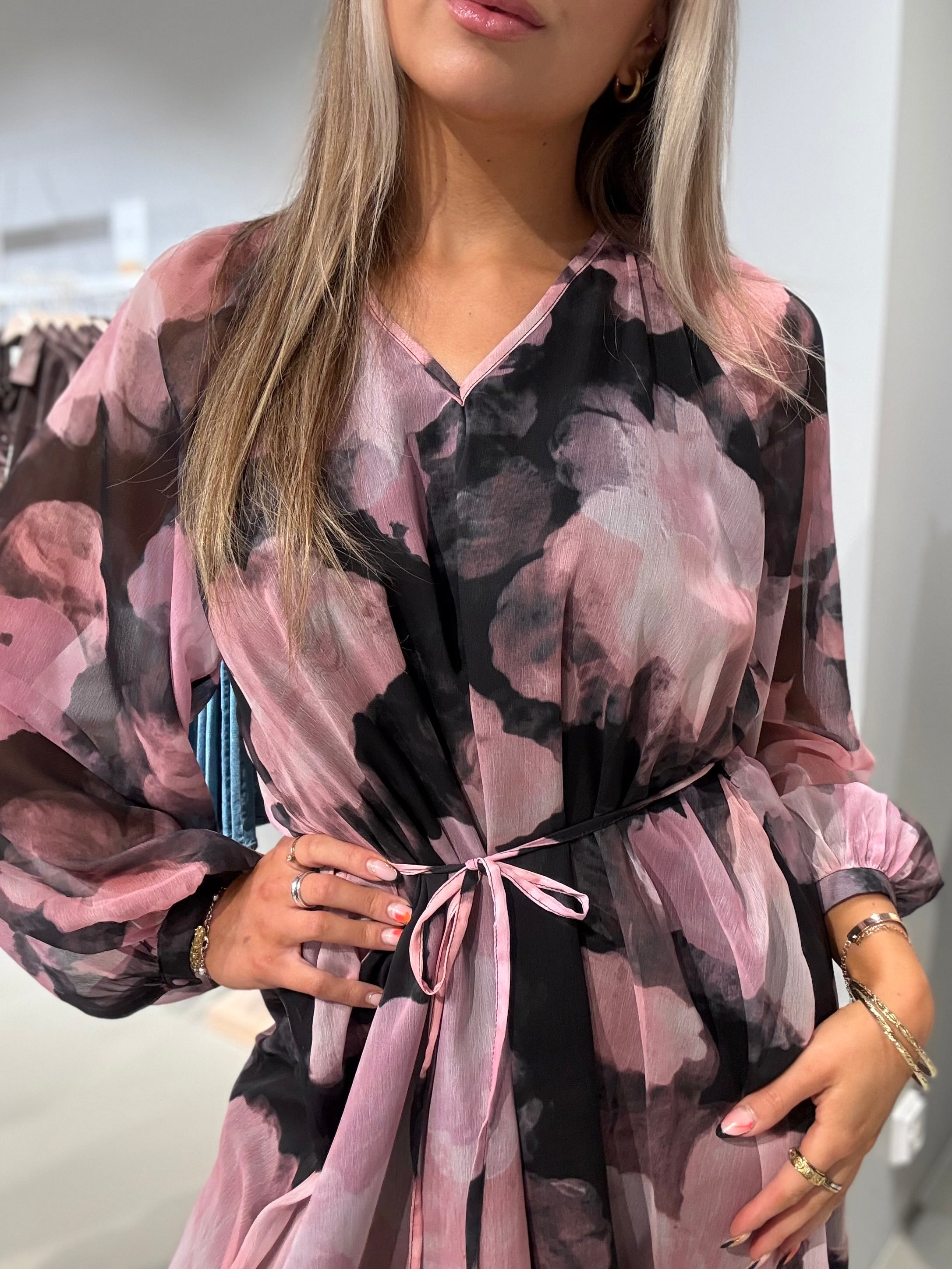 VIMOFLORA Midi Dress - Black
