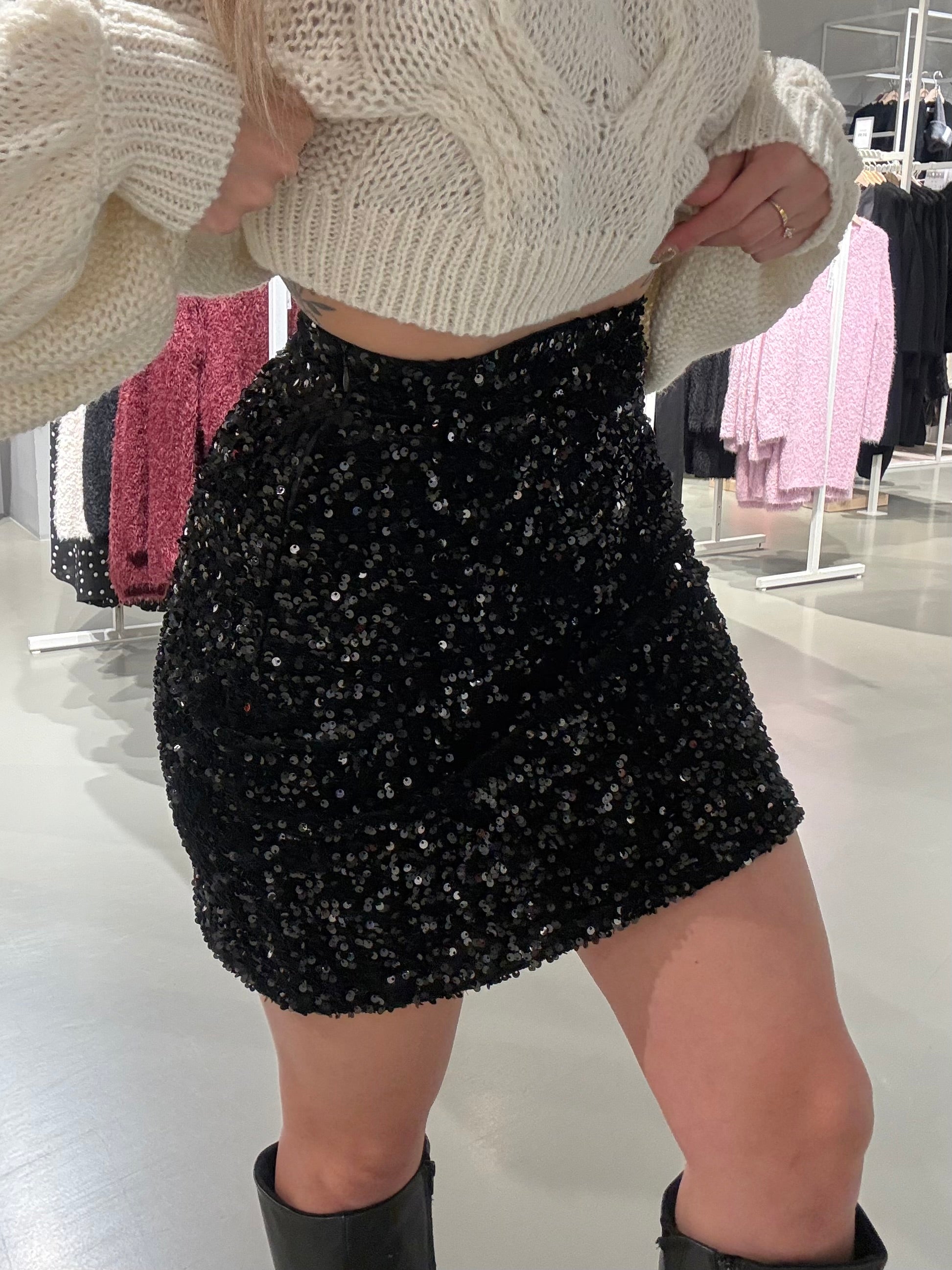 VIFAITH Mini Skirt - Black Beauty