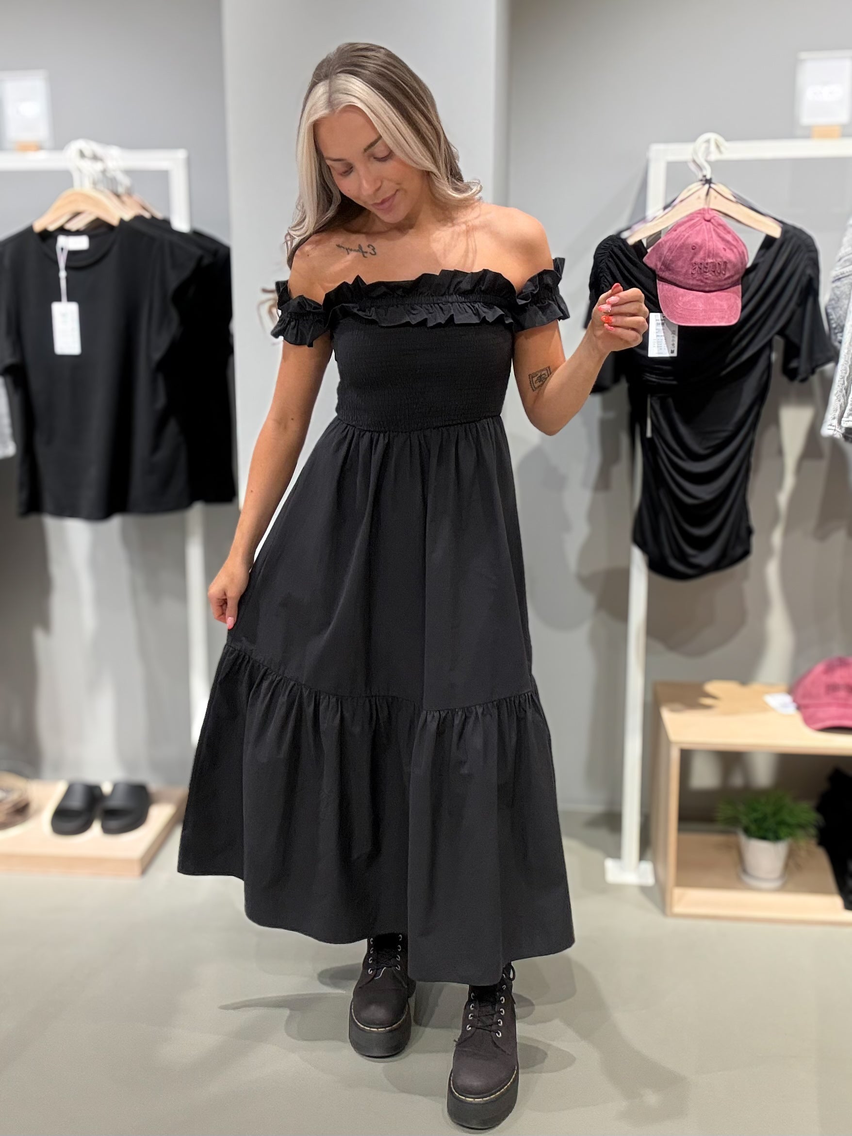 VIRINGA Midi Dress - Black Beauty