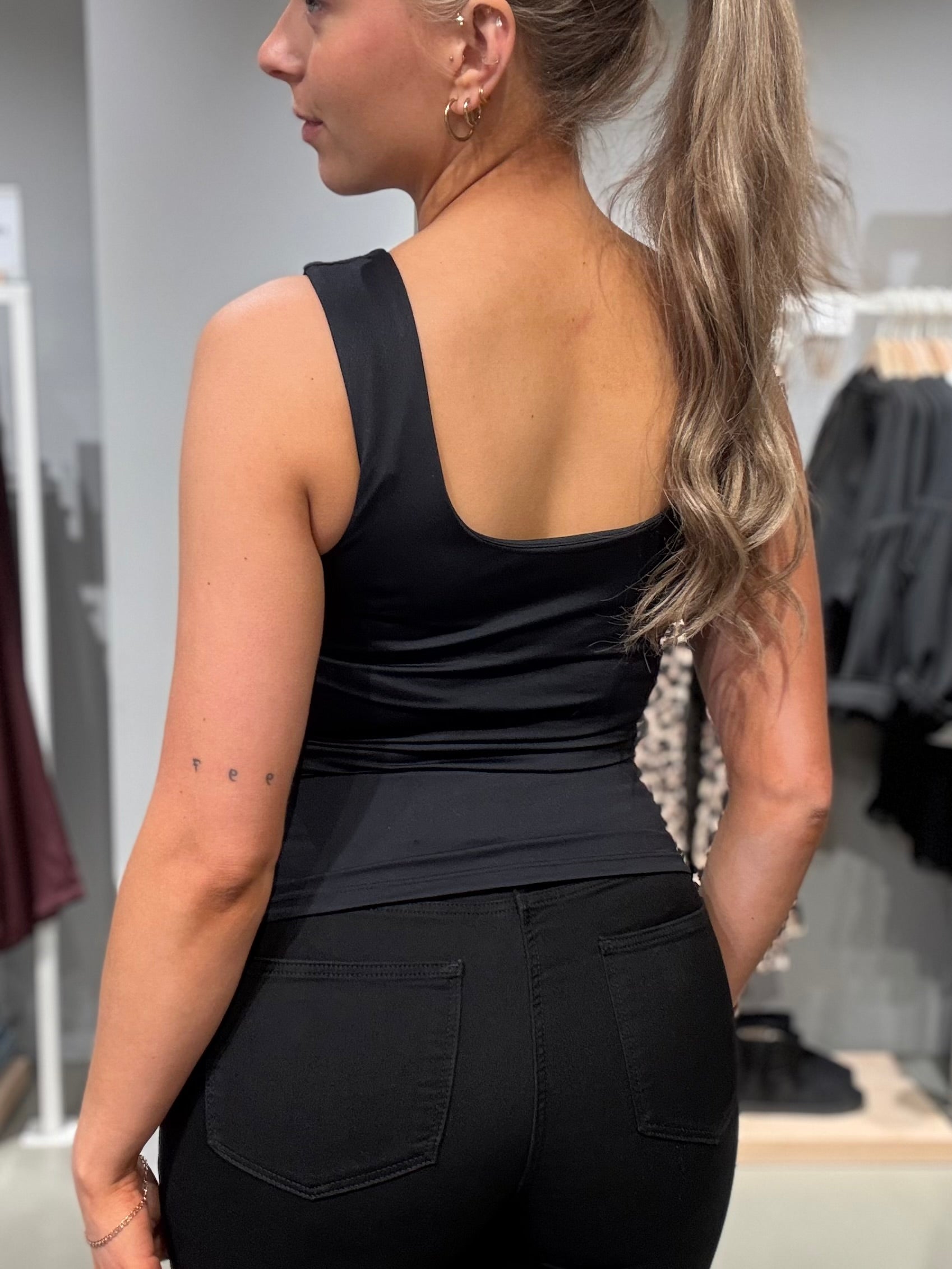 VIKENZA Tank Top - Black