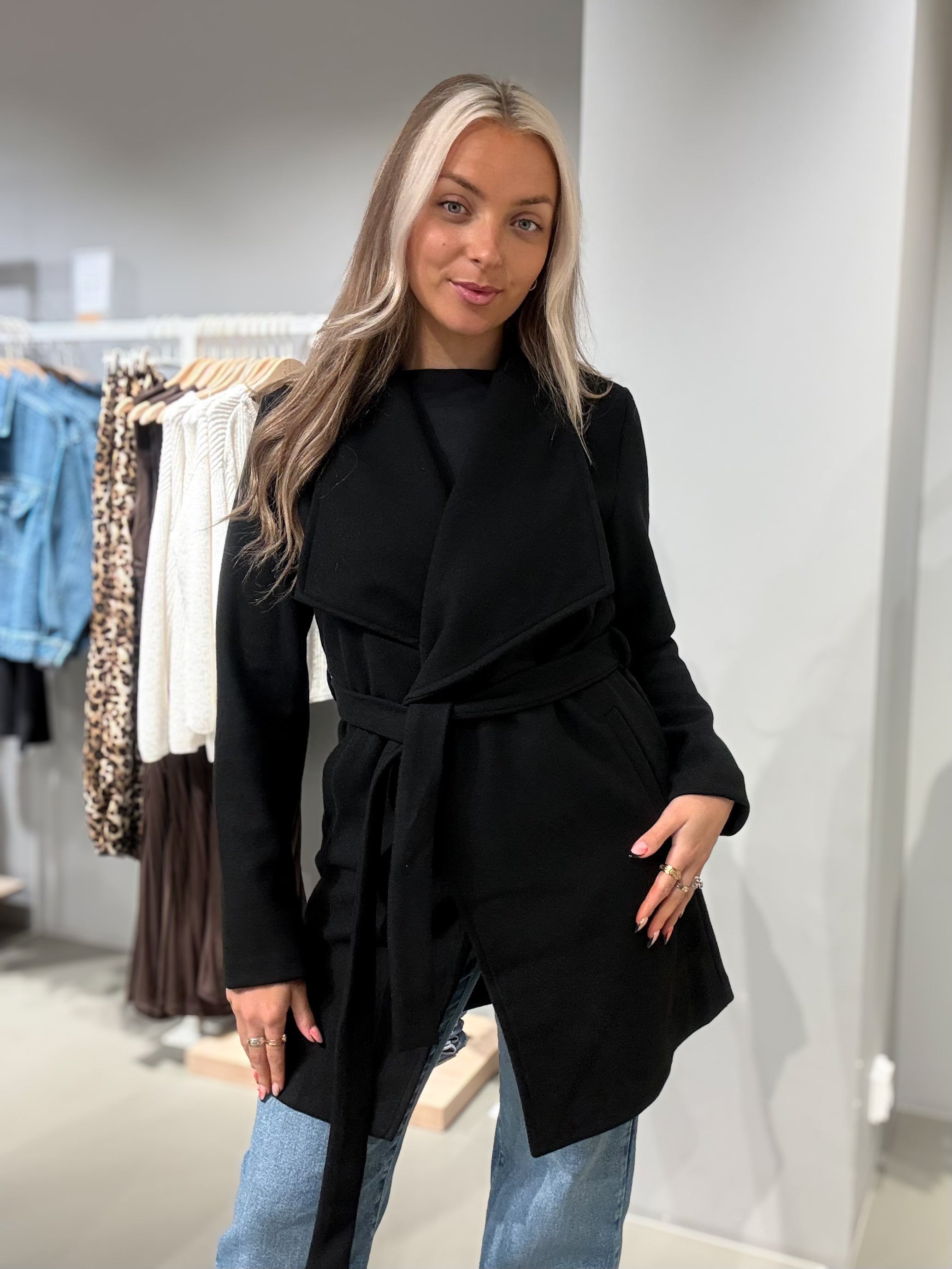 VICOOLEY Coat - Black