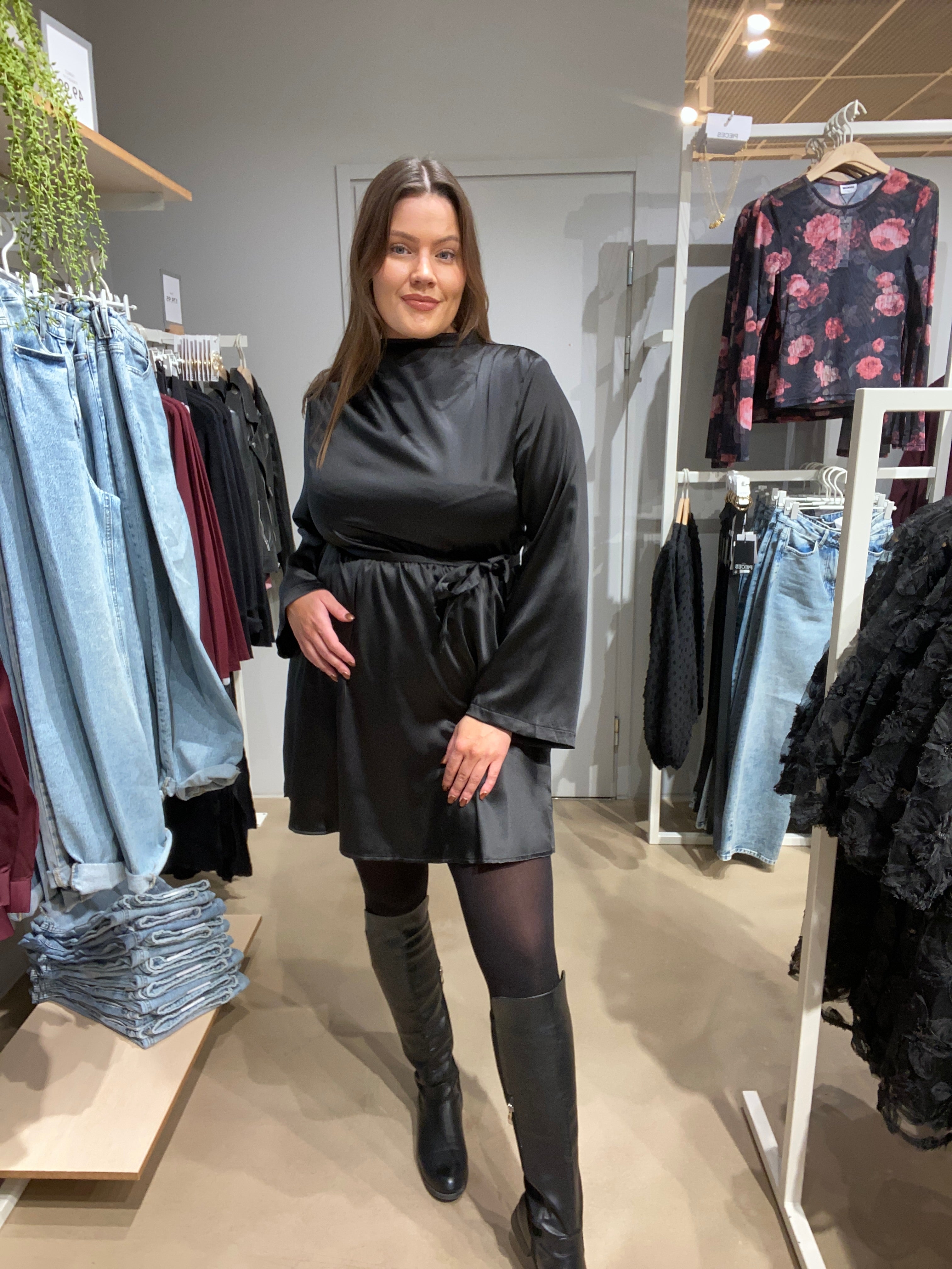 VIESTELLA Short Dress - Black Beauty