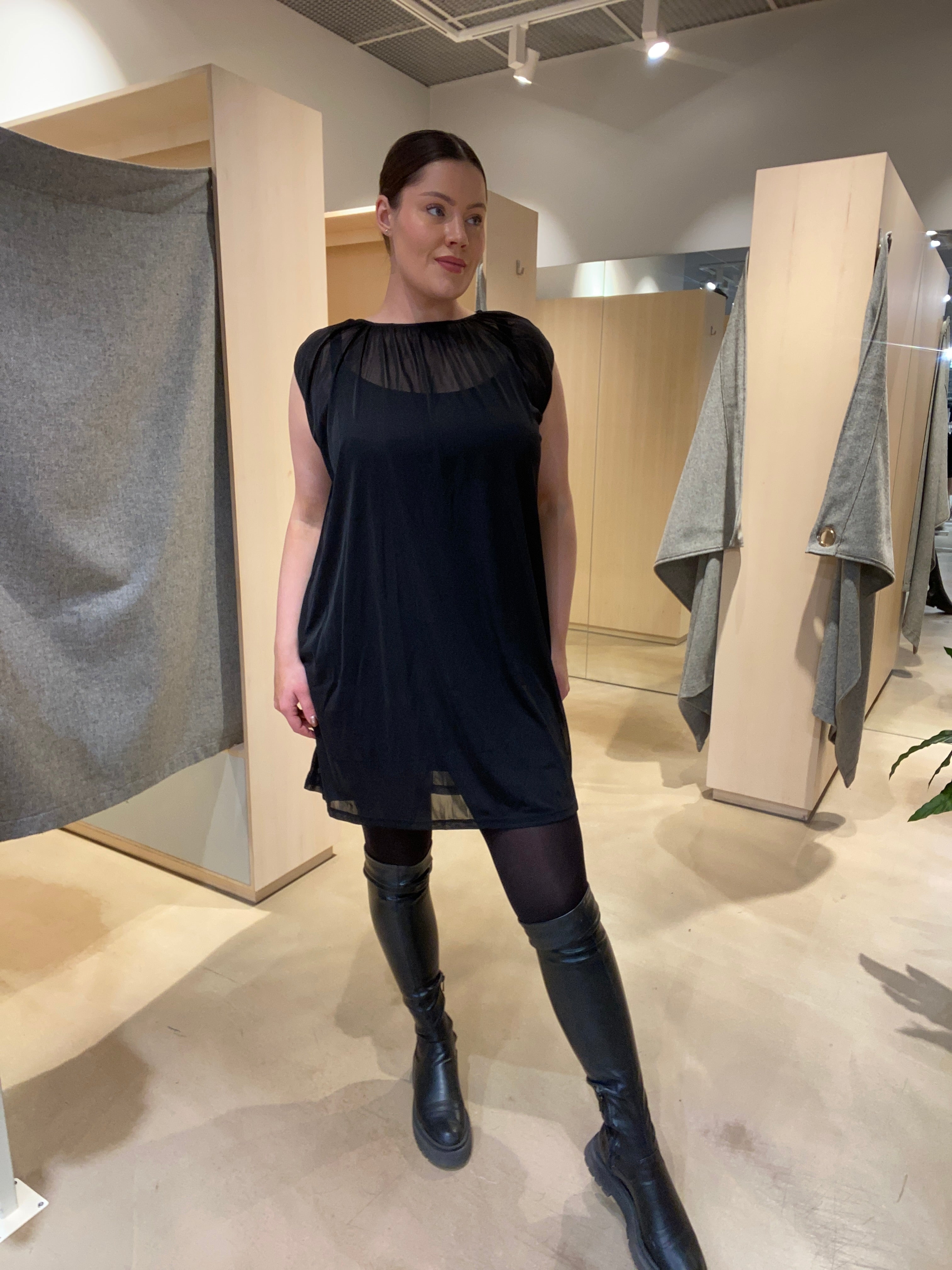 VILEGUNA Midi Dress - Black Beauty