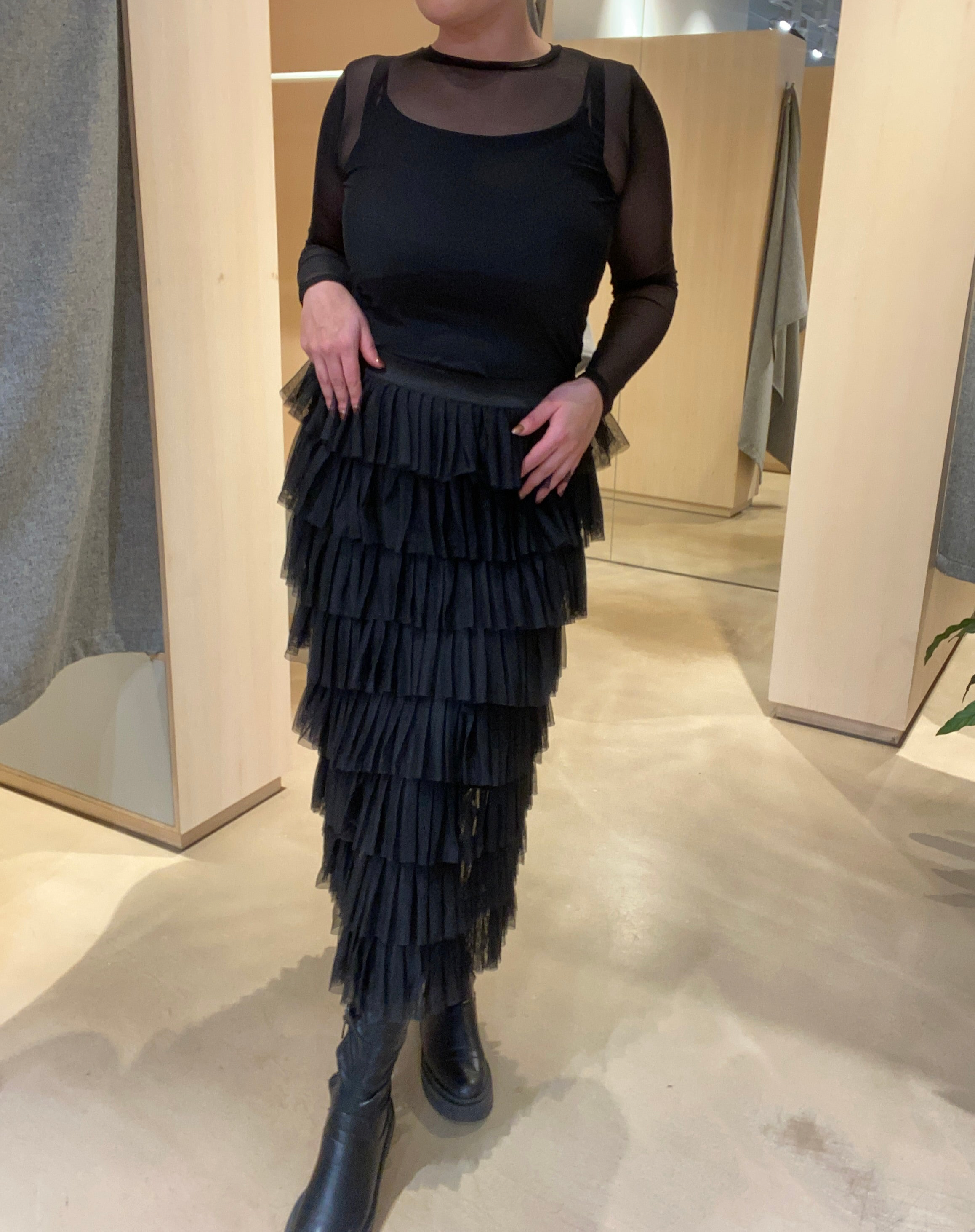 VITRYKA Midi Skirt - Black