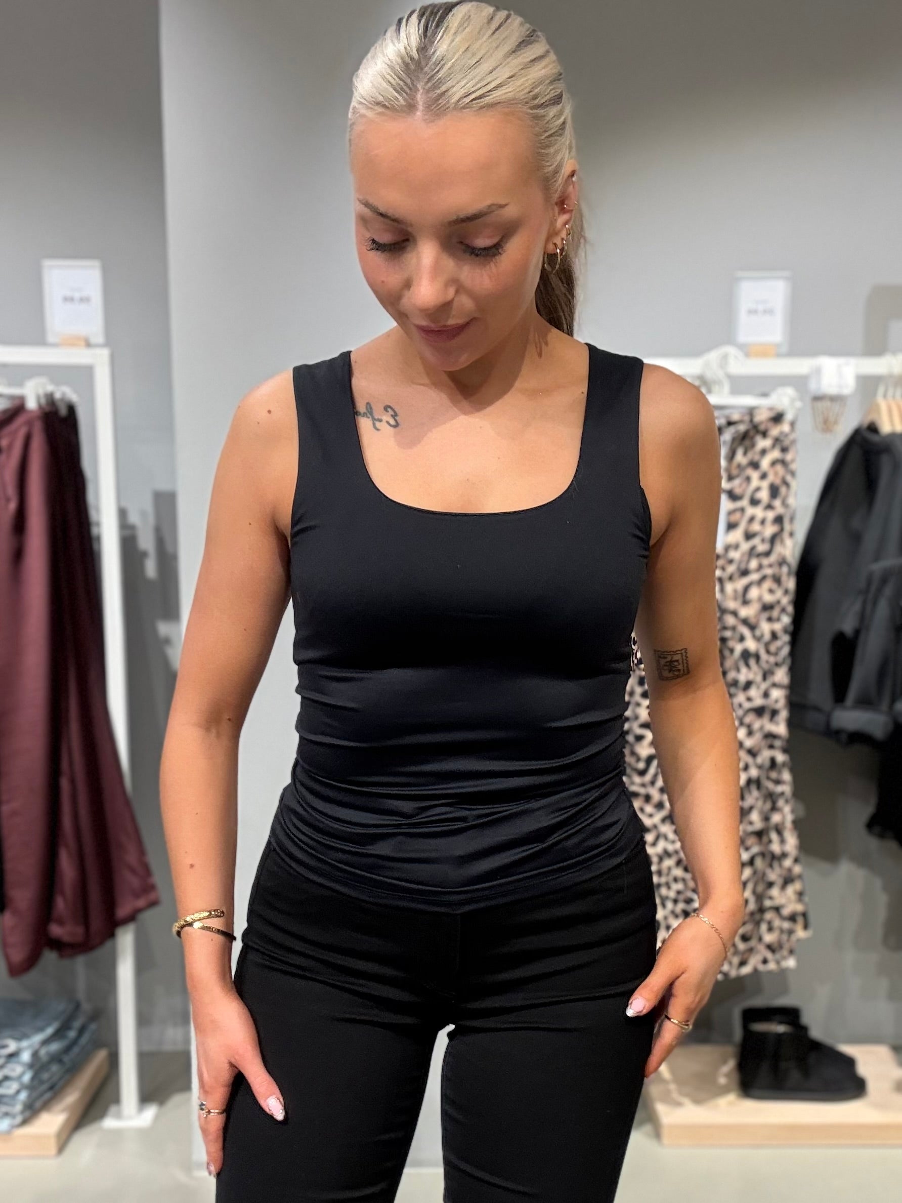 VIKENZA Tank Top - Black