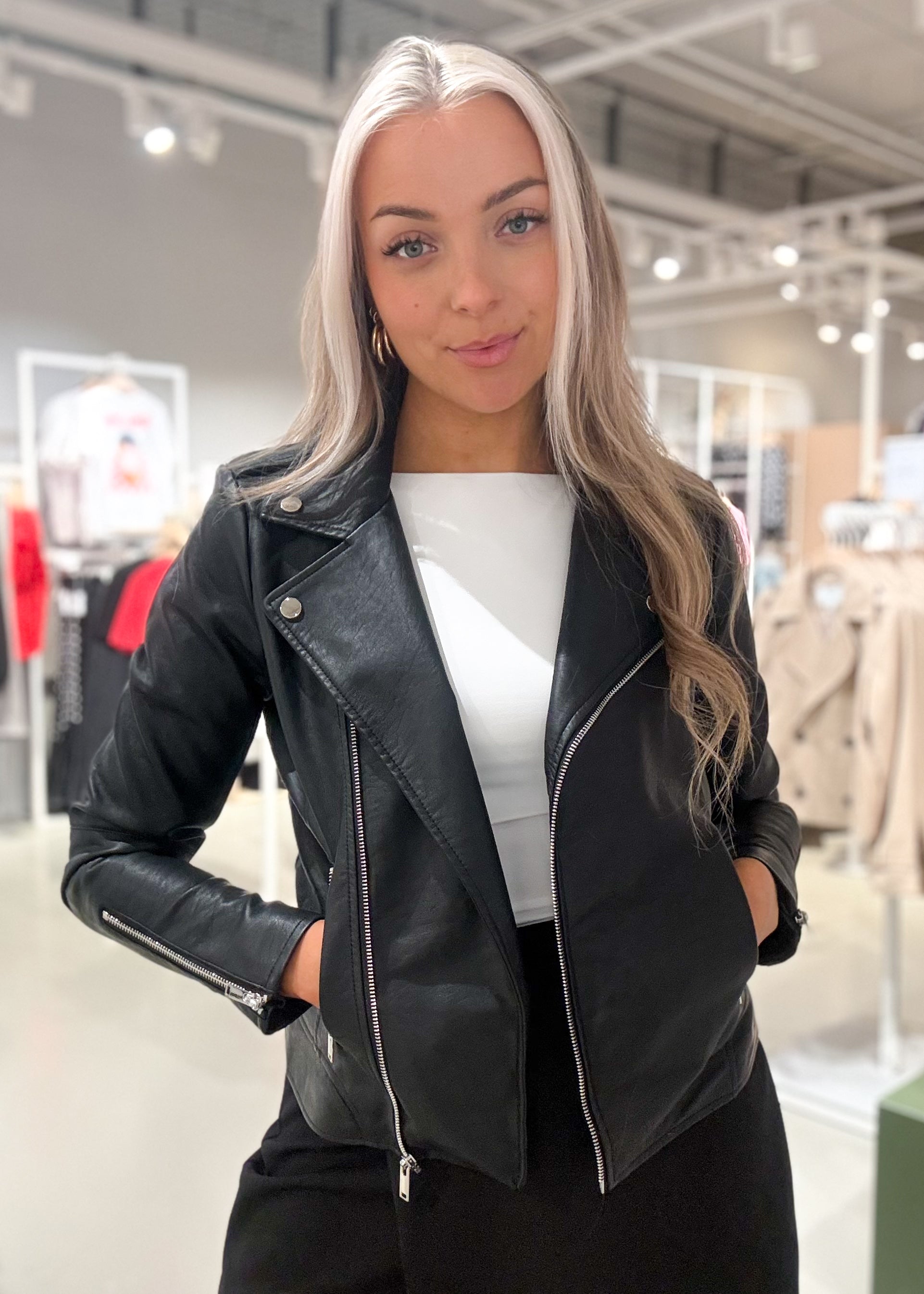 VICARA Jacket - Black