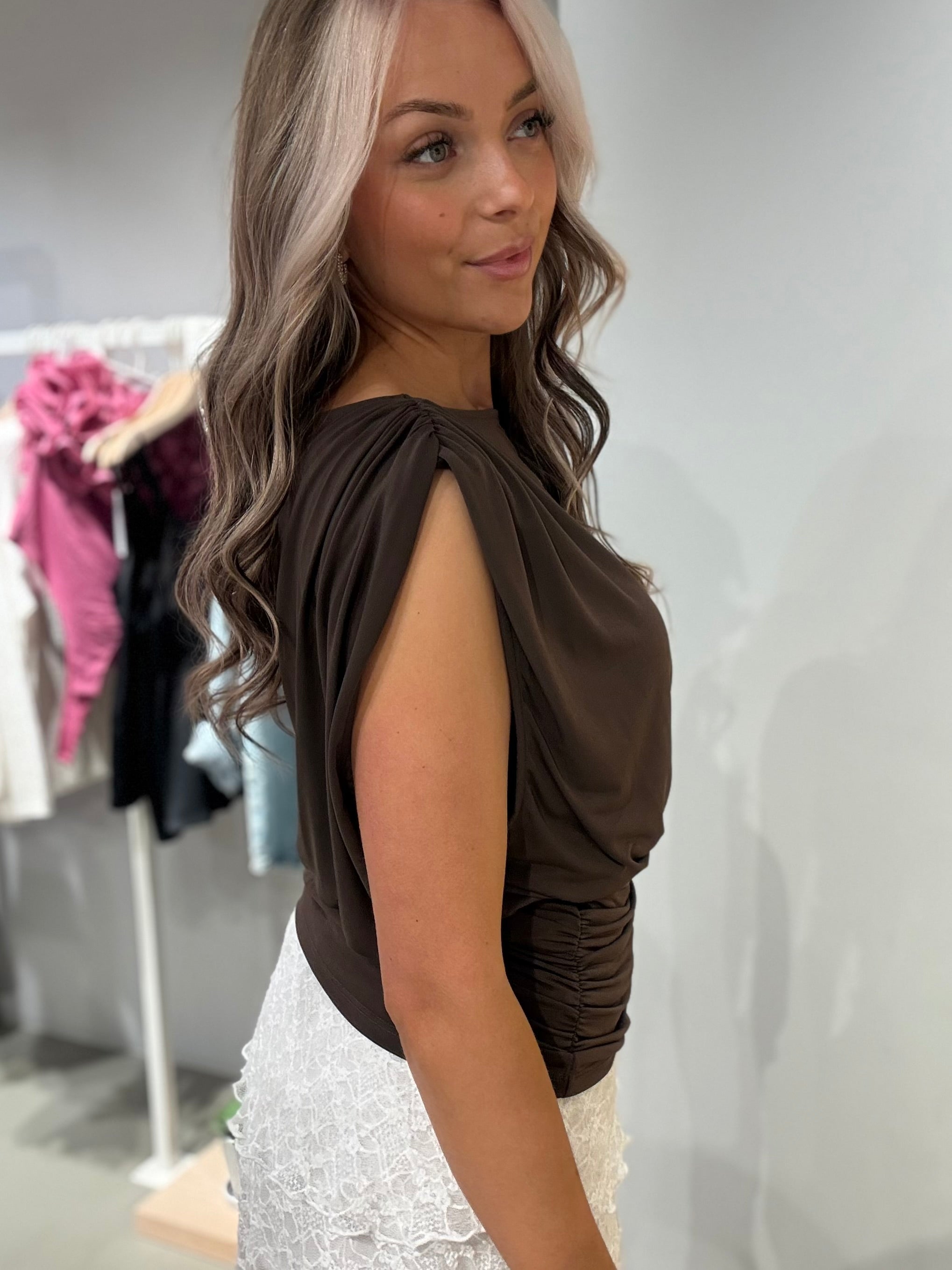 OBJDELLIE Top - Seal Brown