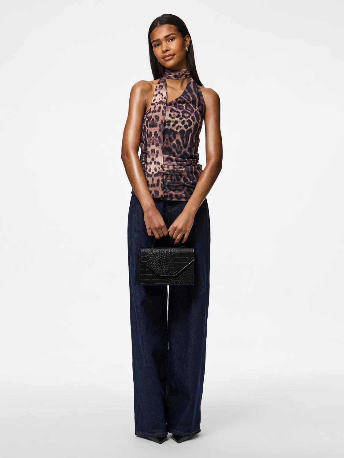 model_shot-front_full